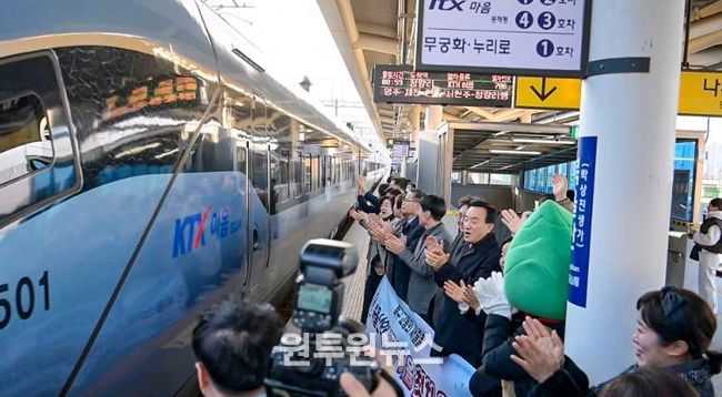 북구, 북울산역 KTX 이음 첫 차 운행 현장 찾아 이용객 목소리 들어
