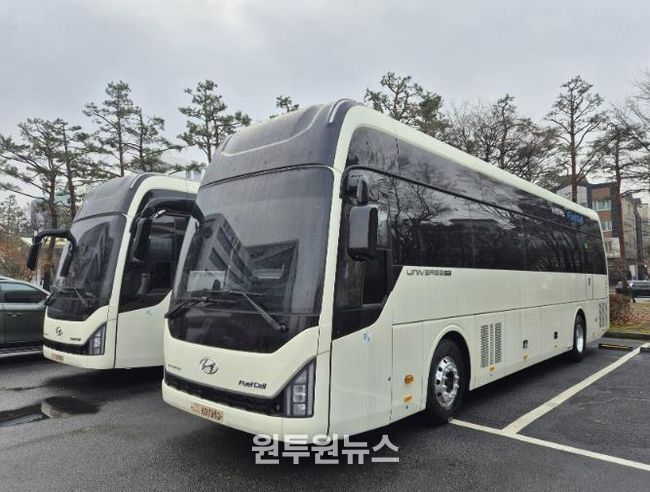 성남시가 새로 도입한 공무용 수소전기버스 차량 모습