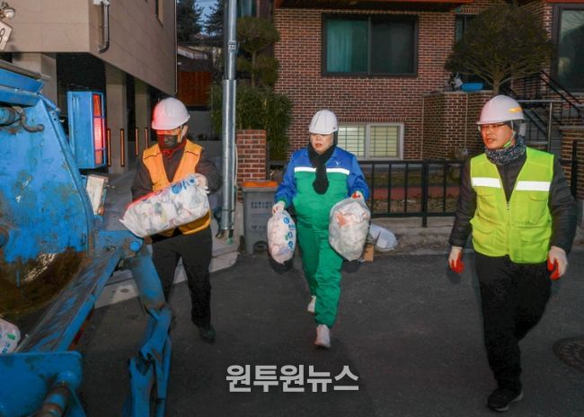 신계용 과천시장과 환경미화원들이 쓰레기를 수거하고 있다