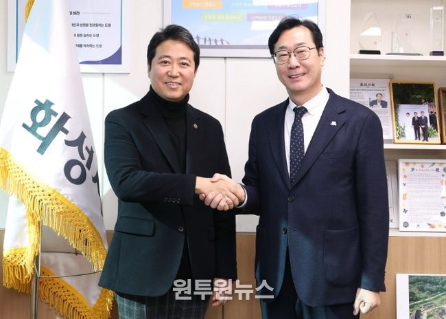 정명근 화성특례시장이 최고조 주한 가나 공화국 대사와 기념촬영을 하고 있다