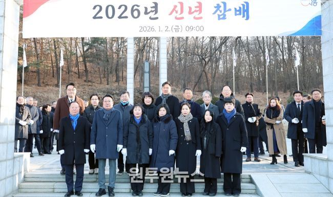 시흥시의회, 2026년 새해 첫 의정활동으로 논곡동 현충탑 참배