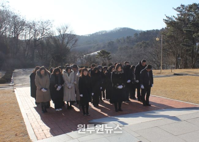 이천교육지원청, 병오년 맞이해 현충탑 참배 및 시무식 실시