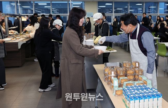 양산시장, 새해 직원 격려 구내식당 배식봉사