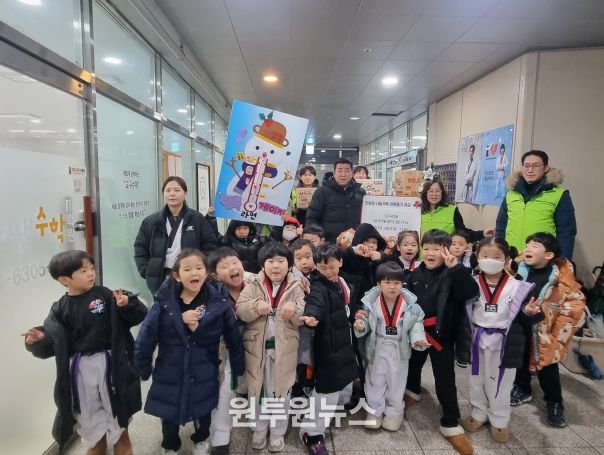 상무태권도 원생들, 직접 모은 용돈으로 라면 기탁