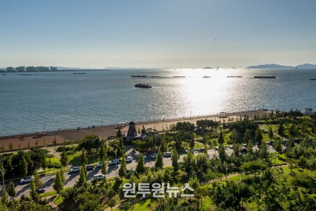 송도센트럴파크는 약 40만㎡ 규모로, 도심 한가운데 천연 해수를 끌어들인 인공수로가 흐르는 국내 최초의 수상형 도심공원이다. 카누·수상택시 등 수상레저를 즐길 수 있고, 한옥마을·트라이볼 등 문화공간과 어우러져 도심 속 힐링과 문화가 공존하는 상징적 공간이다.