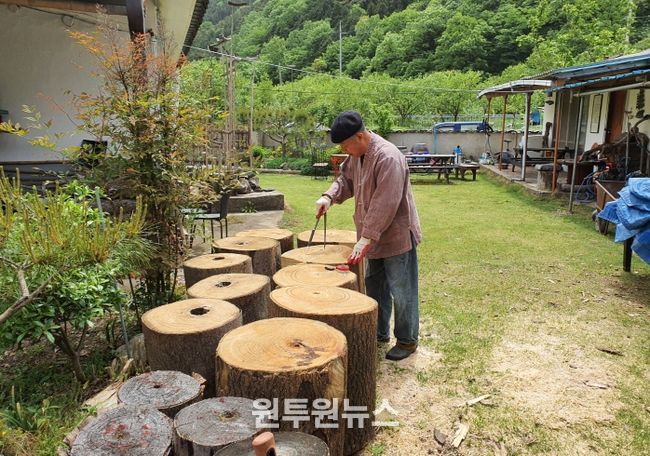 전라남도 무형유산에 지정된 오경식 악기장.