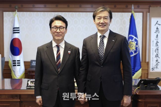 김민석 국무총리가 5일 세종대로 정부서울청사에서 조국, 조국혁신당 대표와 면담을 하고 있다.