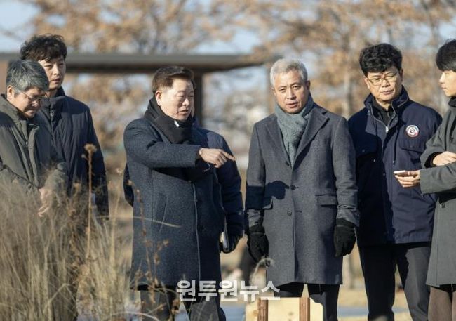 박승원 광명시장이 지난 5일 안양천 지방정원 시범사업구간을 찾아 정원 조성 결과와 이용 현황을 살펴보고 있다.