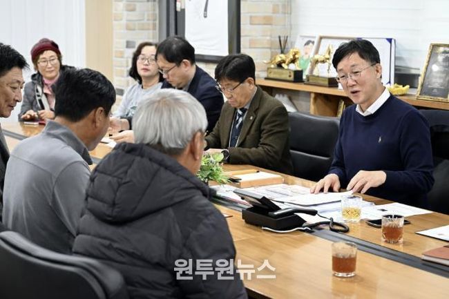 이민근 안산시장(오른쪽 두번째)이 5일 안산시청에서 풍·육도 주민들과 간담회를 진행하고 있다.