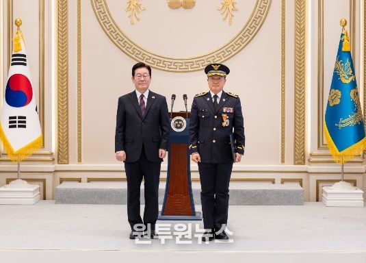 해양경찰청 김해인 경감이 1월 2일 청와대 영빈관에서 대통령으로부터 옥조근정훈장을 친수빋고 기념촬영을 하고있다