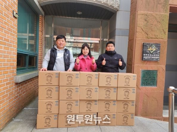 신안 이지팜 이지훈 대표, 새해 맞아 지역 아동에 상추 100박스 기부