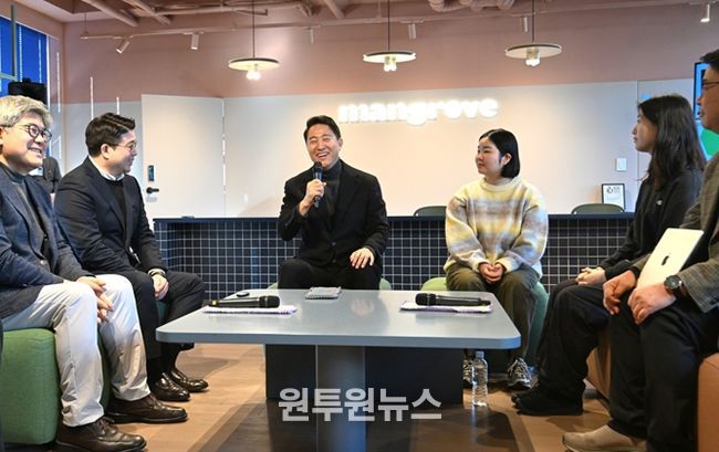 오세훈 서울시장이 8일 오전 민간임대주택 현장을 찾아 사업자, 입주민 및 관계자와 민간임대주택 활성화 방안을 논의하고 있다.