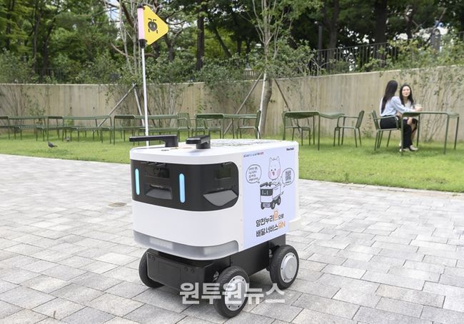 양천구 내 공원에서 배달중인 실외 자율주행로봇 '개미'(로보티즈)