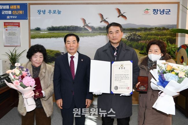 1. 화랑무공훈장 전수식을 실시하고 있다.