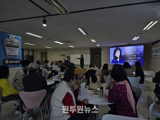 신곡 “아파요아파요”와 가수 장은숙을 소개하고 있는 윤영용 대표