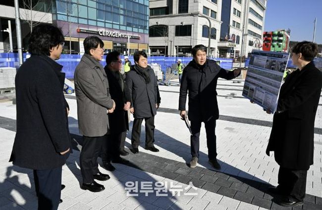 이민근 안산시장(사진 왼쪽 두번째)이, 8일 단원구 고잔동 중앙대로 일원 녹도 재정비 사업 설명을 듣고 있다.