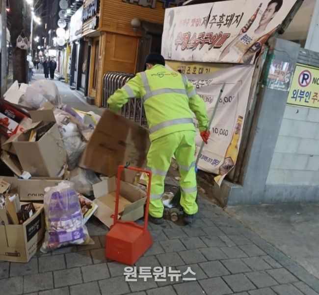 저녁시간 청소전담반이 노량진 학원가(만양로) 일대 무단투기 수거 및 가로 청소를 실시하고 있다.