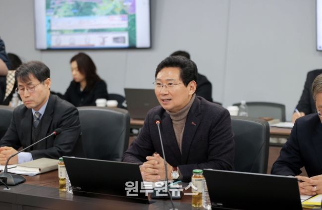 이상일 용인특례시장이 9일 처인구 원삼면에 있는 '용인반도체클러스터 일반산업단지' 현장에서 용인 반도체 프로젝트와 관련해 입장을 설명하고 있다