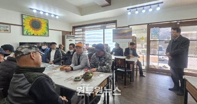 조정제 밀양시 산내면장이 산내면 특우회 연시 총회에서 새해 인사를 전하고 있다.