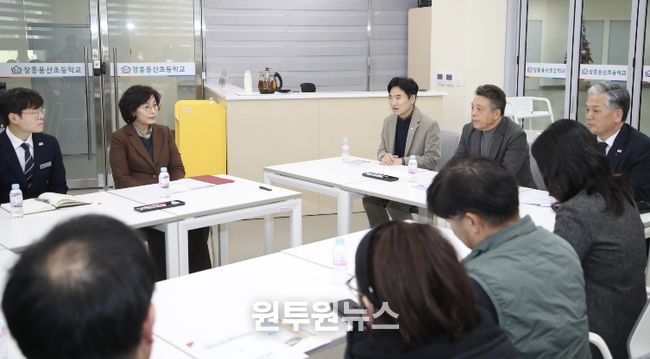 김대중 전남교육감과 장흥용산초‧중학교 교육가족들이 특색교육활동 내실화 방안에 대해 의견을 나누고 있다.