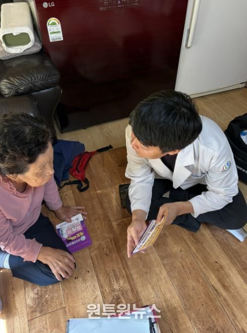 전수조사 전담 인력이 어르신 가정을 방문해 전수조사를 진행하고 자살예방에 대한 설명을 드리고 있다.