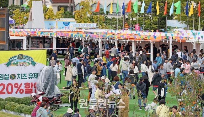 임실엔치즈클러스터, 임실N치즈 통합물류 경쟁력 입증3(치즈구입 위해 줄 서있는 관광객들)