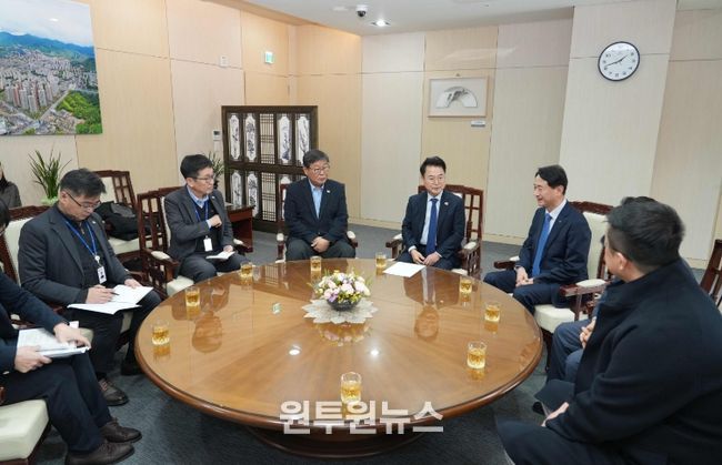 한국배구연맹, 춘천에 V-리그 올스타전 관람권 전달