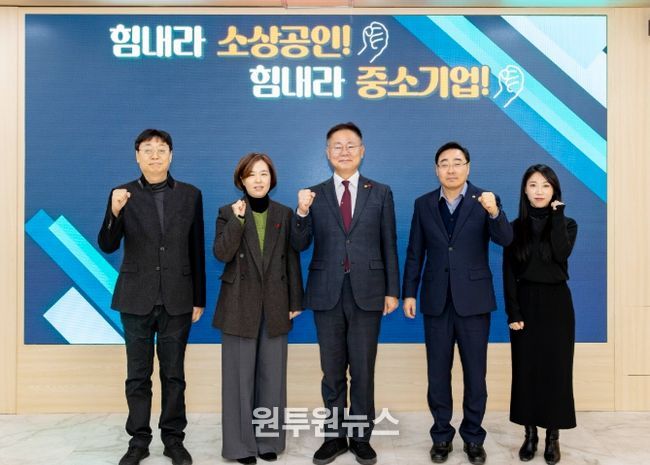 21일 김재욱 칠곡군수를 비롯해 관계자들이 중소기업과 소상공인을 응원하는 의미로 파이팅을 외치고 있다.
