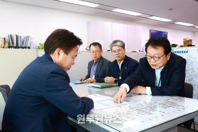 손병복 울진군수 가 국토교통부를 방문해 이우제 도로국장에게 남북10축 고속도로의 울진 구간의 필요성을 설명하고 있다