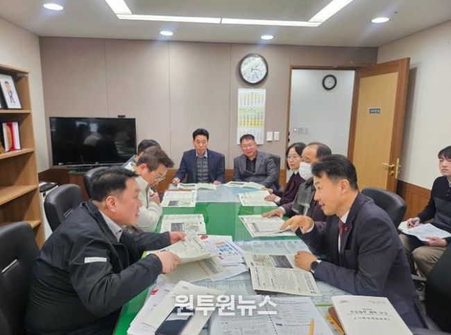 22일 충남도청을 방문한 이종택 천안시 전략산업국장이 안호 충남도 산업경제실장, 성만제 충남도 보건복지국장과 함께 천안시 주요 현안 해결을 위한 협업 방안을 논의하고 있다.