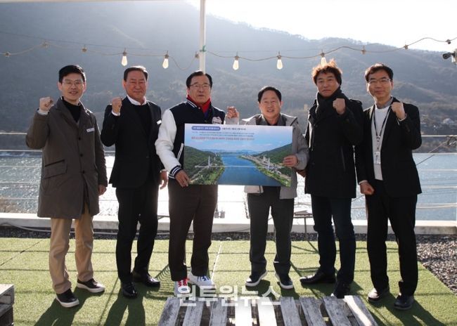 22일 개최된 「하남시-남양주시 상생협력 기반 한강 수변 친환경 연계 발전 방안 공동 연구 용역 보고회」를 기념하여 이현재 하남시장을 비롯한 관계자들이 기념사진 촬영을 하고 있다.