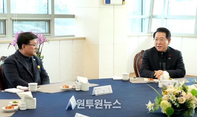 전남도-기후부장관 오찬간담회 사진-김영록 전라남도지사가 22일 나주 한국전력공사 본사에서 열린 오찬 간담회에서 김성환 기후에너지환경부 장관에게 전남을 대한민국 에너지 신산업의 거점으로 육성하기 위한 주요 현안을 건의하고 있다.