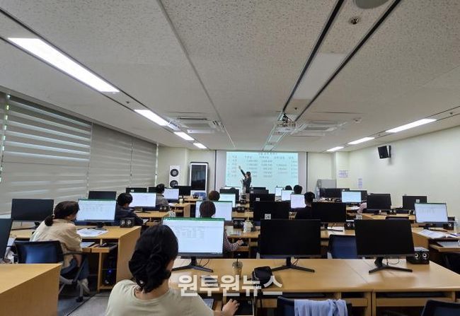 강북구 구민 정보화 교육이 진행되고 있다.