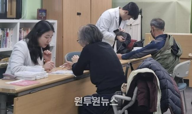 건강 취약계층을 위해 마포구보건소는 찾아가는 건강상담실을 운영하고 있다.