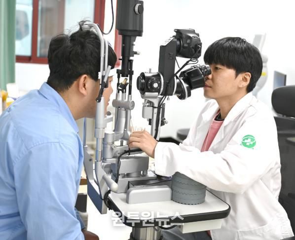 청양군 보건의료원에서 안과 진료를 받는 모습