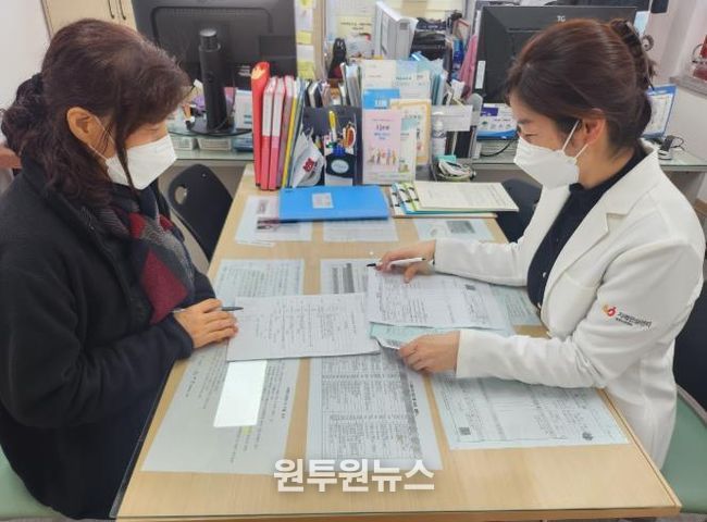 치매안심센터에서 치매치료관리비 지원 상담을 하고 있다