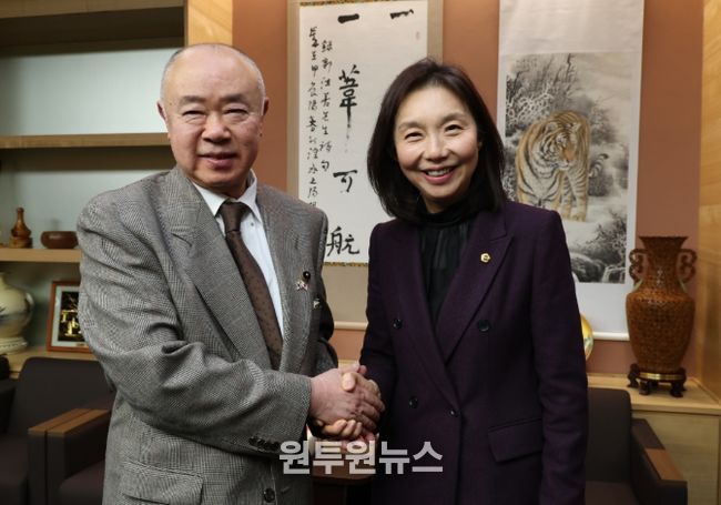 이토 조이치 홋카이도 의장과 악수하는 최호정 의장