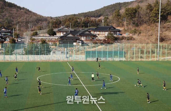 고흥군, 동계 전지훈련‘최적지’ 입증... 지역경제 ‘활짝’ - 김태영 축구장