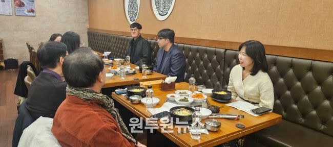 23일 윤은미 천안시 복지정책국장이 천안시지역아동센터연합회를 비롯한 기관·단체장과 오찬 간담회를 하고 있다.