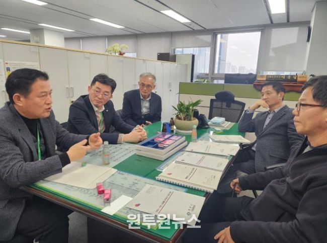 최훈규 천안시 공원녹지사업본부장이 23일 충남도청 산림자원과에 방문해 주요 현안 사업을 설명하고 있다.