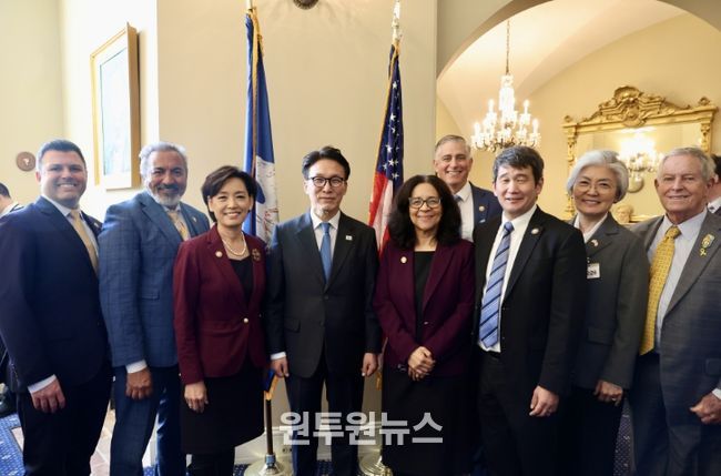 미국을 방문 중인 김민석 국무총리가 22일(현지시간) 미국 의사당을 방문, 하원 주요 인사들과 오찬 간담회를 하고 있다.