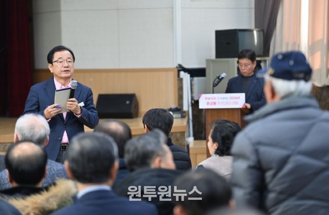 23일 오전 춘궁동 행정복지센터에서 열린 ‘2026 춘궁동 주민과의 대화’에서 이현재 하남시장이 춘궁동 주민의 질의에 귀를 기울이고 있다.