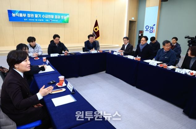 송미령 농림축산식품부 장관, 논산 찾아 딸기 생육 현장 점검 논산시, 외국인 계절근로 사업 확대 필요성 건의