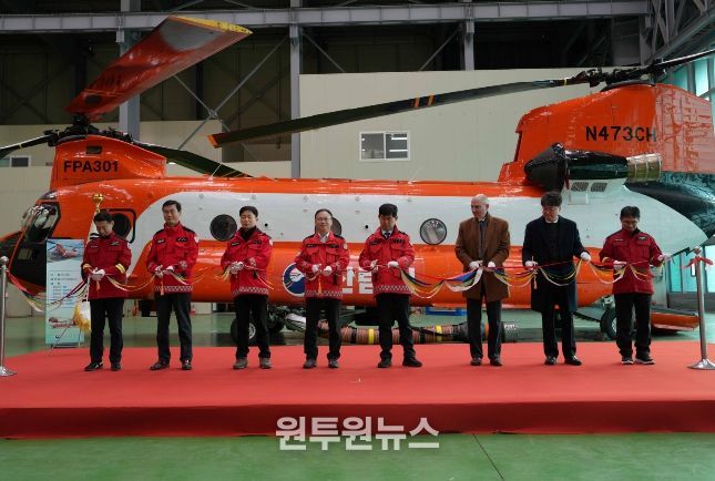 이용권 산림청 산림재난통제관(왼쪽 네번째)이 시누크 헬기 도입식에 참석해 관계자들과 기념촬영을 하고있다.
