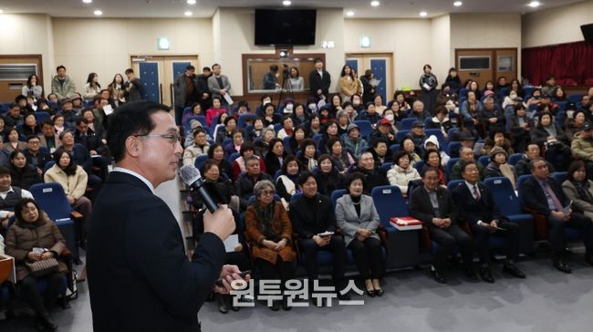 박희조 동구청장이 구민과의 대화 행사에서 주민 의견을 청취하고 있다.