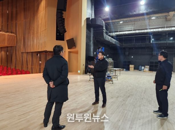 김만기 창원특례시 문화관광체육국장, 진해아트홀 현장 방문