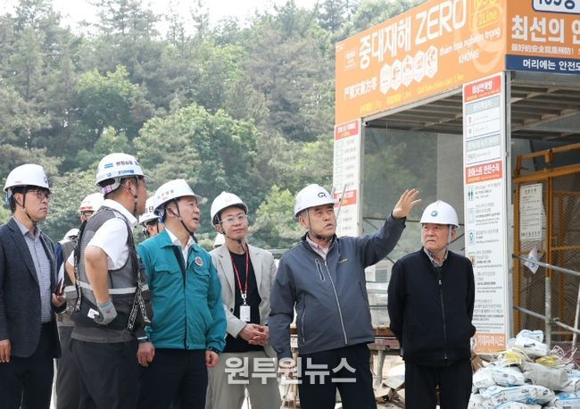 작년 5월 서구 관계자들이 월평한화포레나 건설 현장을 점검하고 있다