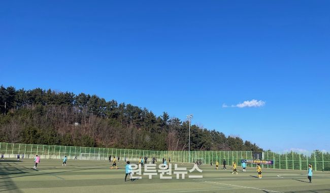 2026 STAY영덕 동계 축구 전지훈련에 참가한 선수들이 훈련 프로그램을 소화하고 있다.