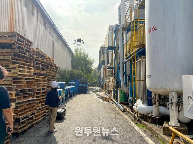 대전 대덕구 관계자가 드론을 활용한 실시간 비행 촬영을 통해 육안으로 확인하기 어려운 불법 배출 행위를 점검하고 있다.