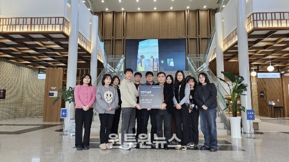 1. 천안박물관이 문화체육관광부 주관 ‘2025년 전국 공립박물관 평가인증’에서 우수기관으로 선정돼 기념촬영을 하고 있다.